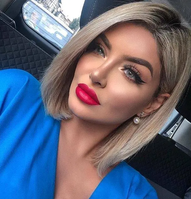 Chic Blonde Bob with Side Part Hairstyle