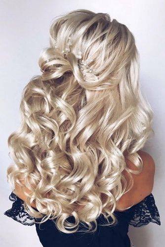 Elegant Blonde Curls