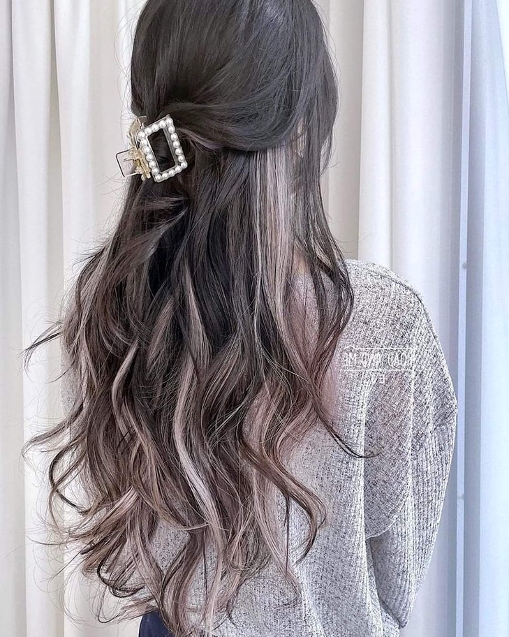 Subtle Highlights on Long Waves Hairstyle